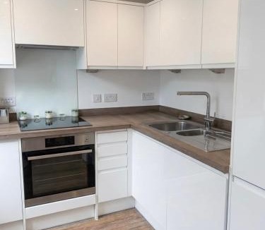Colchester Apartment | Blanco Brillo