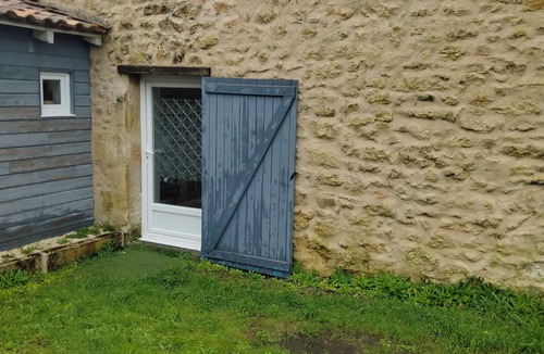 Eyrans Cottage | Blayais self-catering cottage with swimming poolPets accepted
