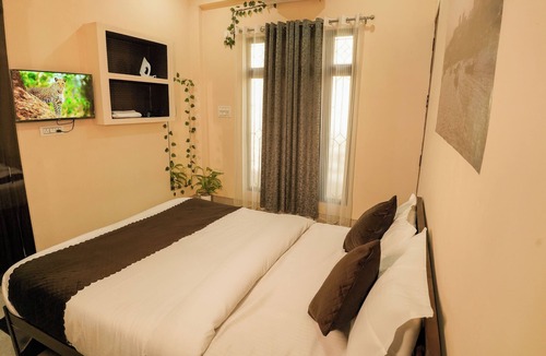 Varanasi House | Blenzo Hideaway Kashi 4BHK Near Banaras Station with Kitchen , WiFi & Parking