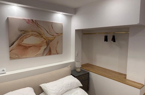 Schierstein Apartment | BLISS - Arbeitsplatz, Docking Station, Netflix
