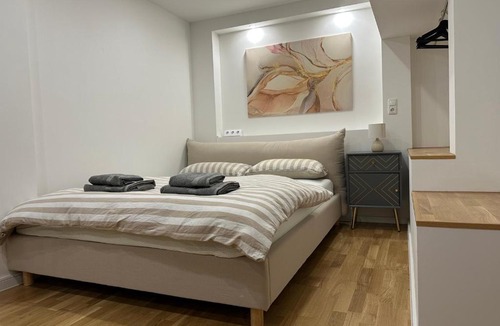 Schierstein Apartment | BLISS - Arbeitsplatz, Docking Station, Netflix