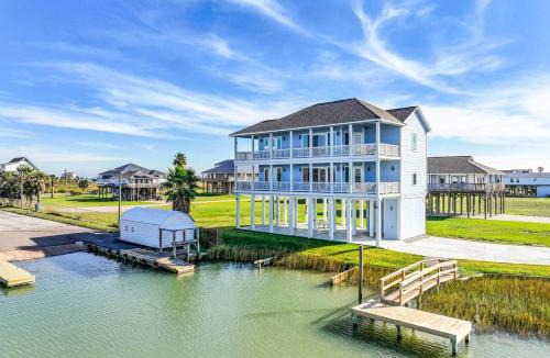 San Luis House | Blissful Blue Oasis- Waterfront in Treasure Island