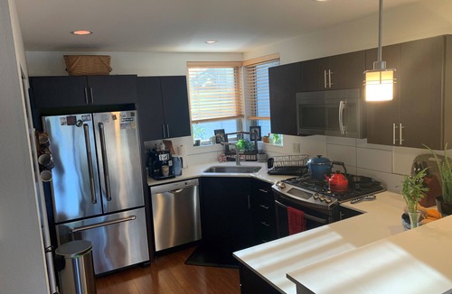 Alki House | Blocks from Alki Beach with AC & Hot Tub