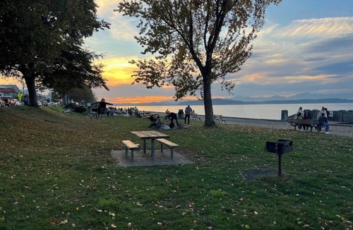 Alki House | Blocks from Alki Beach with AC & Hot Tub