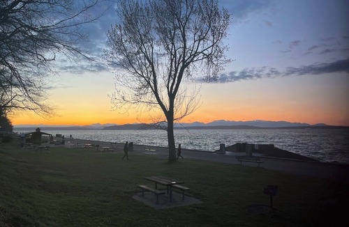 Alki House | Blocks from Alki Beach with AC & Hot Tub