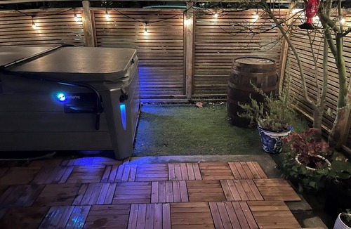 Alki House | Blocks from Alki Beach with AC & Hot Tub