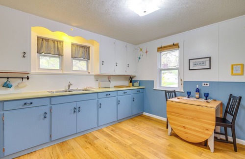 Elk Rapids House | Blocks to Beach & Eats! Elk Rapids 'Cozy Cottage'