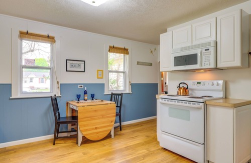 Elk Rapids House | Blocks to Beach & Eats! Elk Rapids 'Cozy Cottage'