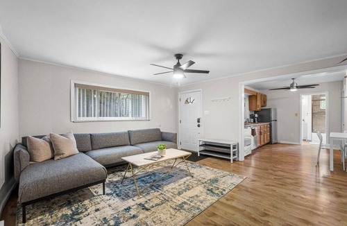 Bloomfield Apartment | Bloomfield, Pittsburgh Large and Accessible 3Bedorom Apartment with Free Parking