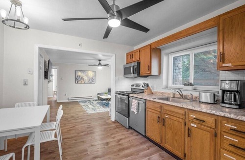 Bloomfield Apartment | Bloomfield, Pittsburgh Large and Accessible 3Bedorom Apartment with Free Parking