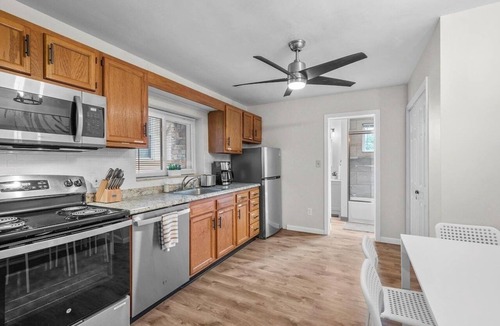 Bloomfield Apartment | Bloomfield, Pittsburgh Large and Accessible 3Bedorom Apartment with Free Parking