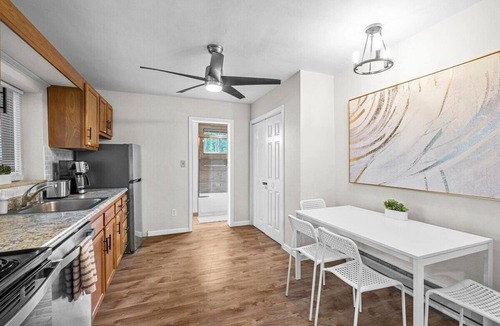 Bloomfield Apartment | Bloomfield, Pittsburgh Large and Accessible 3Bedorom Apartment with Free Parking