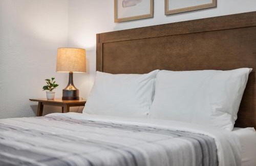 Pittsburgh House | Bloomfield Pittsburgh B Stylish and Cozy Private Bedroom, Shared Bathroom, with Free Parking
