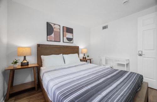 Pittsburgh House | Bloomfield Pittsburgh F Stylish Cozy Private Bedroom, Shared Bathroom, with Free Parking