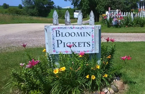 Monroe House | Bloomin Pickets Farmhouse Stay OR Ladies Craft Retreat!