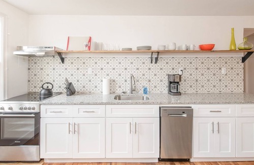 Midtown Apartment | Blooming in Midtown!