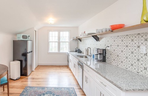Midtown Apartment | Blooming in Midtown!