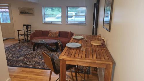 Shelburne House | Blooming Inn Shelburne Falls