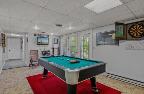 Berkeley Springs Ski Chalet | Blue Badger Cottage -Wifi, Fire Pit, Fireplace, Screen Porch, Game Room, King Bed, Grill