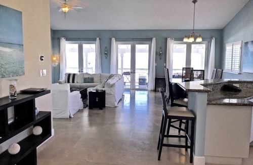 Alice Town House | Blue Beach Front Home at Resort World