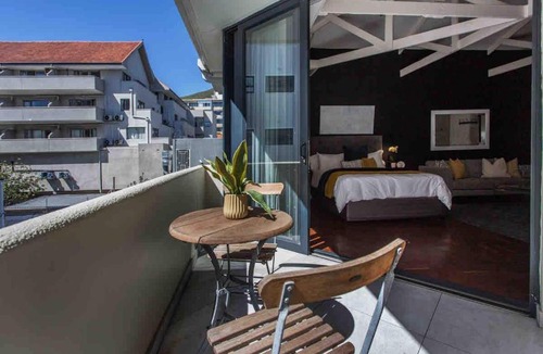 Sea Point Apartment | Blue Beach Studio close to sea in Sea Point 45BW