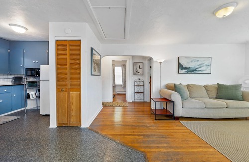 Market District House | Blue Bungalow - Close To Downtown & Autzen 2 Bedroom Home