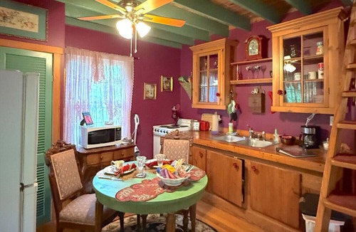 Eureka Springs Historic District Bed & Breakfast | Blue Crystal Hideaway BnB
