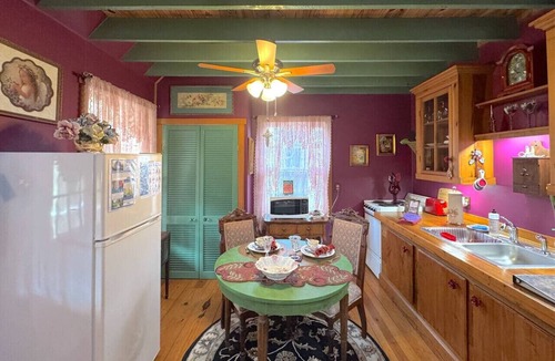 Eureka Springs Historic District Bed & Breakfast | Blue Crystal Hideaway BnB