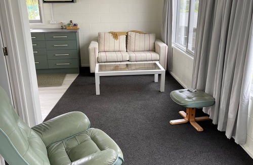 Raglan Apartment | Blue Dolphin Sea Views 3 Minute Walk To Town