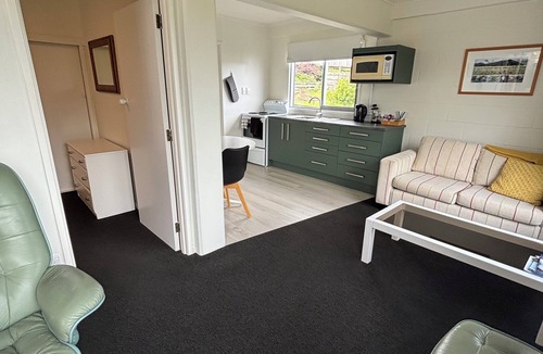 Raglan Apartment | Blue Dolphin Sea Views 3 Minute Walk To Town