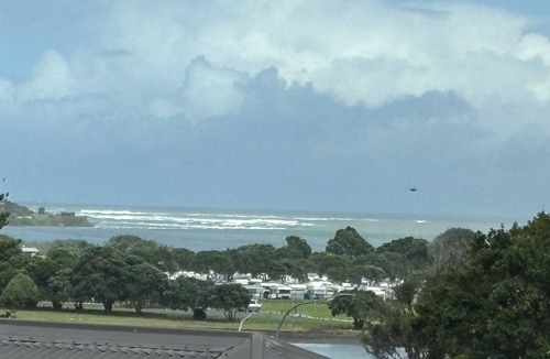 Raglan Apartment | Blue Dolphin Sea Views 3 Minute Walk To Town