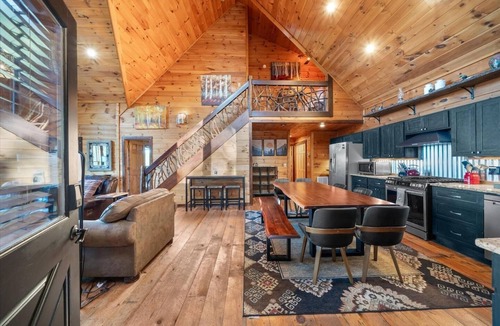 Foxfire Estates Cabin | Blue Fox Den | Family-Friendly Mountain Retreat Minutes to Downtown Blue Ridge