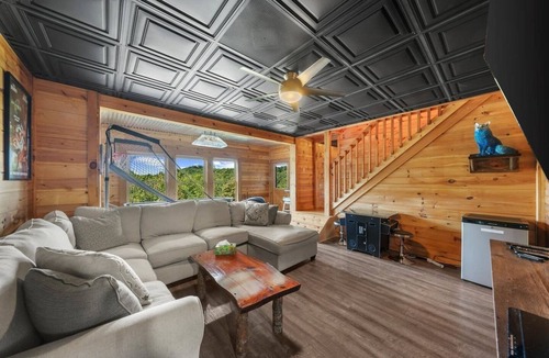Foxfire Estates Cabin | Blue Fox Den | Family-Friendly Mountain Retreat Minutes to Downtown Blue Ridge
