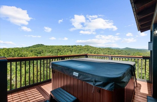 Foxfire Estates Cabin | Blue Fox Den | Family-Friendly Mountain Retreat Minutes to Downtown Blue Ridge