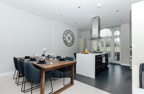 Henley-on-Thames Apartment | Blue Heron - 2 Bedroom Apt with 2 parking spaces