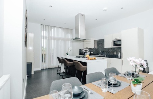 Henley-on-Thames Apartment | Blue Heron - 2 Bedroom Apt with 2 parking spaces