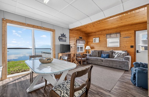 Curtis Cabin | Blue Heron Cabin 3- Charming 2 bedroom lakefront cabin in Downtown Curtis