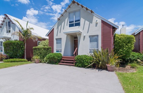 Okere Falls Cottage | Blue Heron Lodge - Hamurana Holiday Home