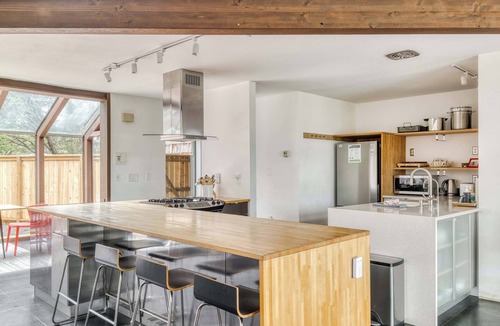 Surf Pines House | Blue Heron: Modern Retreat, Hot Tub, Chef Kitchen