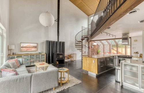 Surf Pines House | Blue Heron: Modern Retreat, Hot Tub, Chef Kitchen