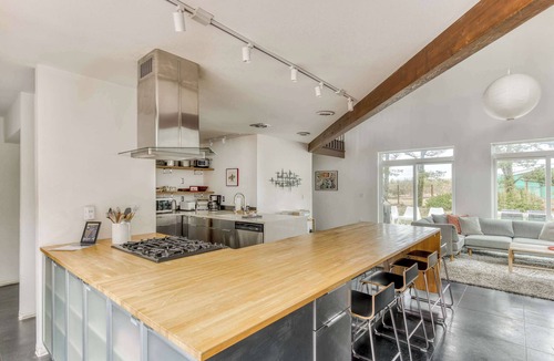 Surf Pines House | Blue Heron: Modern Retreat, Hot Tub, Chef Kitchen