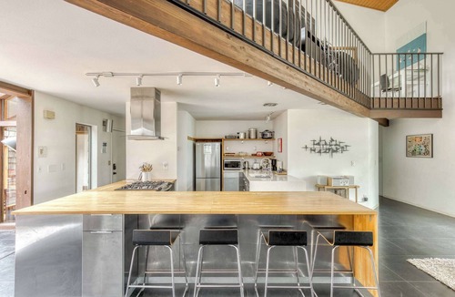 Surf Pines House | Blue Heron: Modern Retreat, Hot Tub, Chef Kitchen