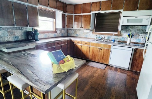 Edmore Cottage | Blue Heron Point Lake front retreat - Hot Tub, Kayaks, Fishing, Pool Table