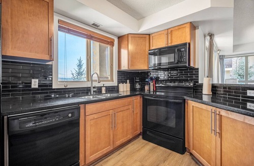Invermere Apartment | Blue Heron Pointe | Lakeview | Pool | Hot Tub |Gym