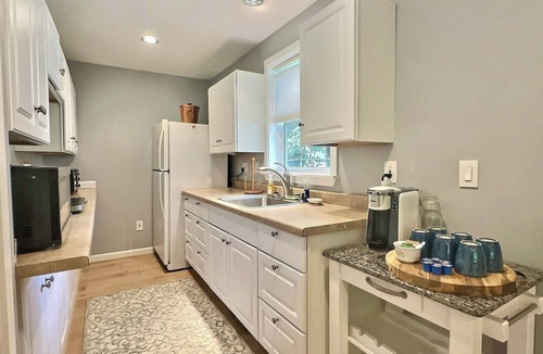 SeaTac Apartment | Blue Heron Studio with Spa Soaking Tub + Near SeaTac