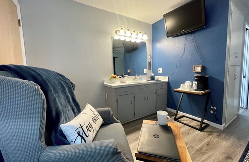 Bethel-Danebo Apartment | "Blue House Suite: A Serene Retreat in Proximity to the Airport"