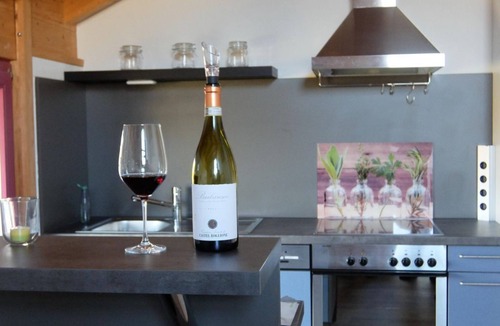Hetzerath Apartment | Blue house - Une maison bleue - 2-bed vacation apartment shower/WC, up to 4 pers.