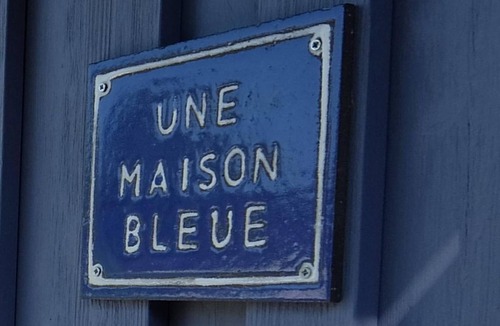 Hetzerath Apartment | Blue house - Une maison bleue - 2-bed vacation apartment shower/WC, up to 4 pers.