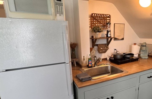 Great Falls House | Blue Jay - Charming Upper Level Duplex Near Downtown