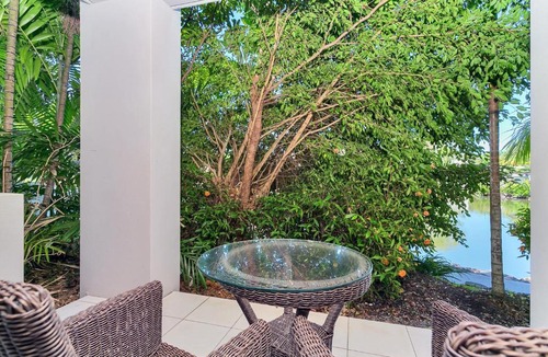 Trinity Beach Apartment | Blue Lagoon Lakeside Studio